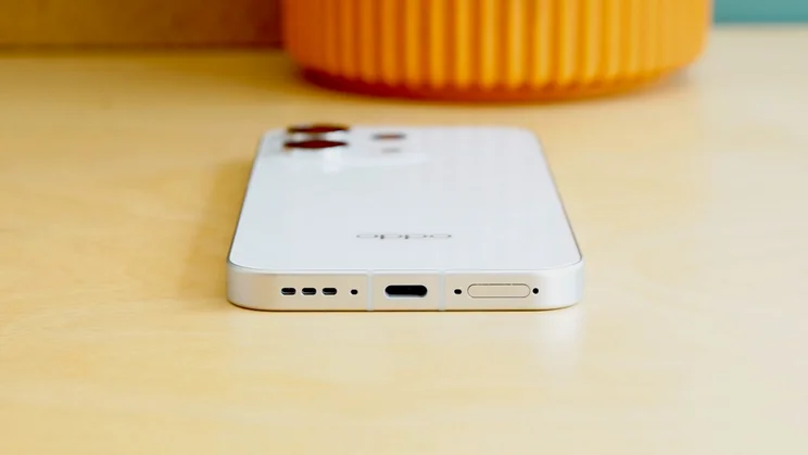 Oppo Reno 16 Pro bottom edge and charging port