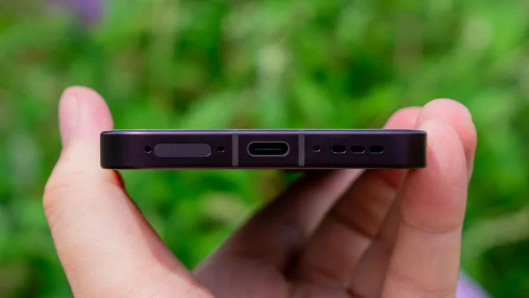 Oppo Reno 16 bottom edge and charging port