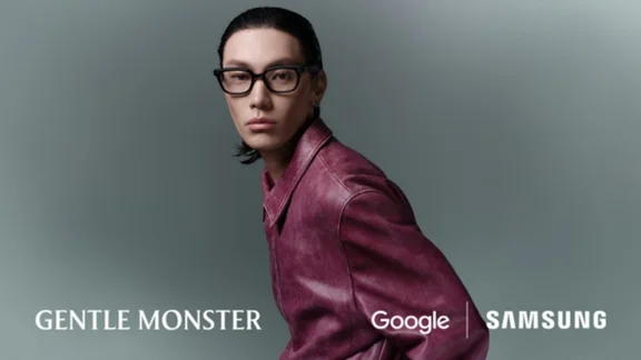 Model wearing the Samsung Galaxy Glasses