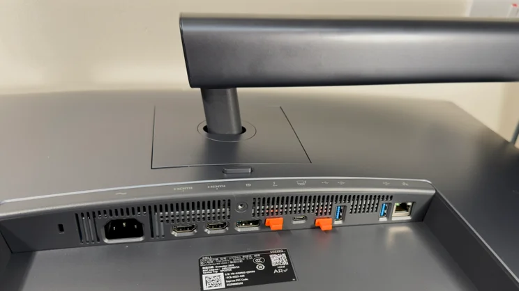 The Dell UltraSharp U3226Q's ports and sockets