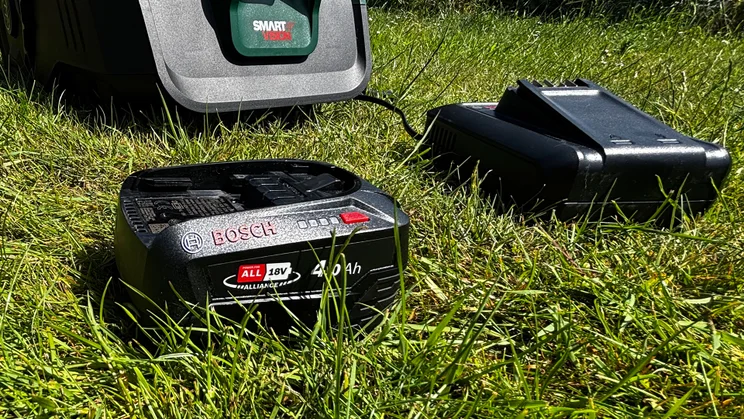 The Bosch VISIMOW18V-100's battery and charger