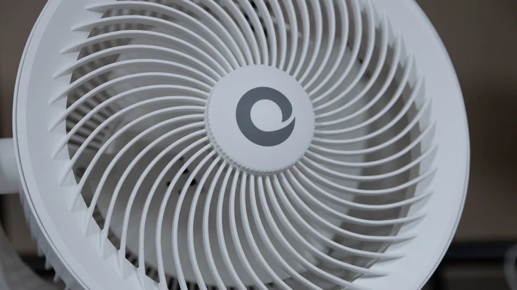A closeup of the Devola 8in Low Noise DC Pedestal fan's fan head