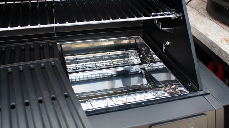 The heat plates of the Dimplex Crossray eXtreme BBQ