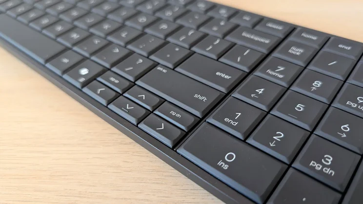 HP EliteBoard G1a review - close-up of direction arrows and num pad