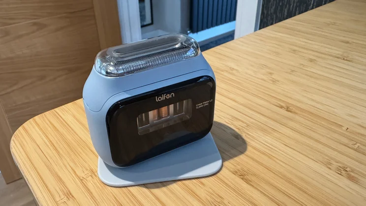 The Laifen P3 shaver on its non-slip pad