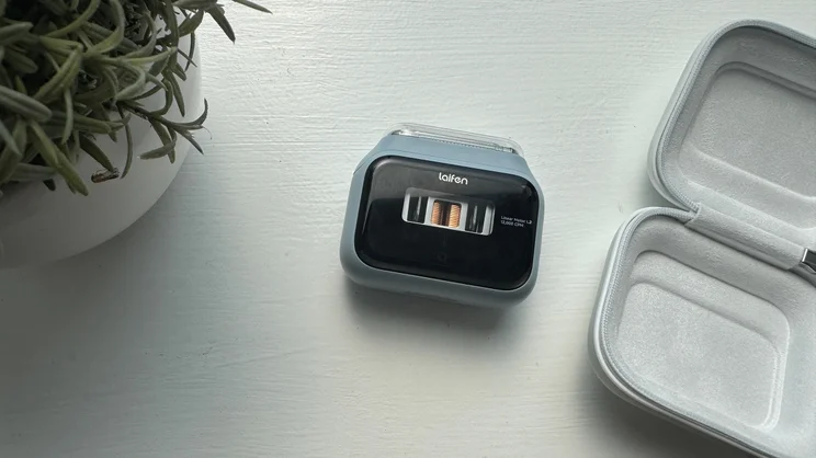 A bird's eye view of the Laifen P3 shaver next to its travel case
