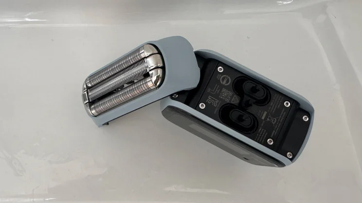 A bird's eye view of the Laifen P3 shaver, with blade head removed
