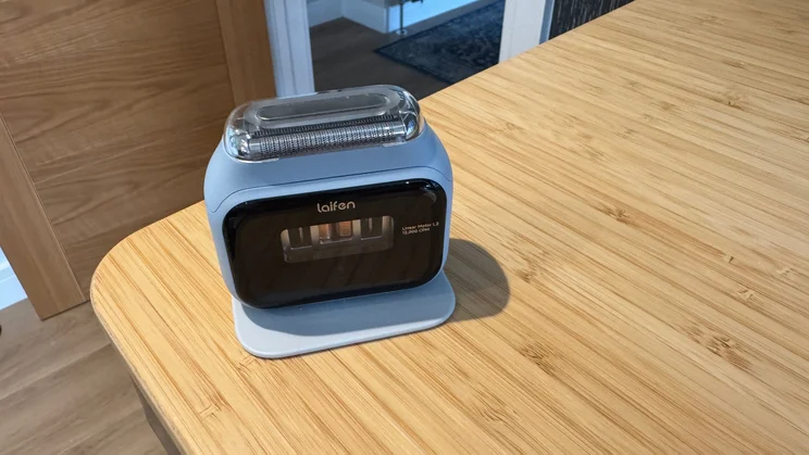 The Laifen P3 shaver on its non-slip pad, on a table