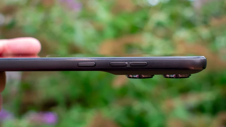 Motorola Moto G77 power and volume buttons