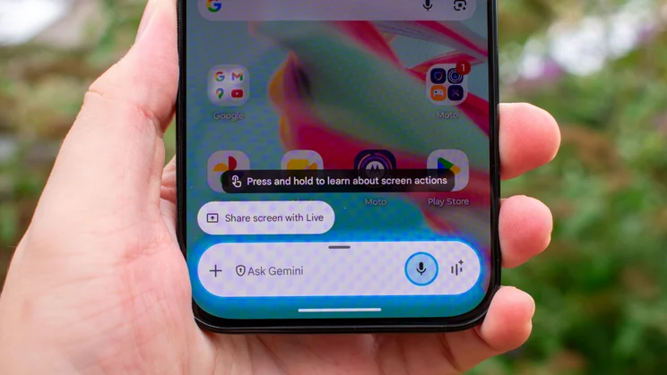 Motorola Moto G77 displaying Google Gemini assistant