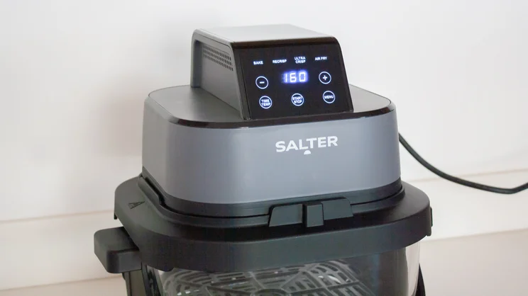 The display, turned on, on the Salter Crisp & Go air fryer