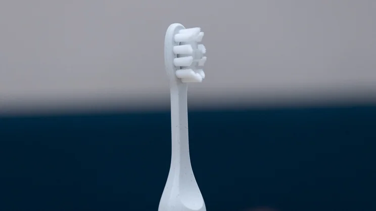 A closeup of the Suri Core 1.0 electric toothbrush's brush head