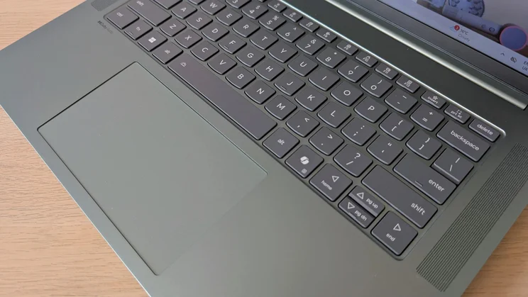 The keyboard and touchpad of the Lenovo Slim 5x Gen 11 latop