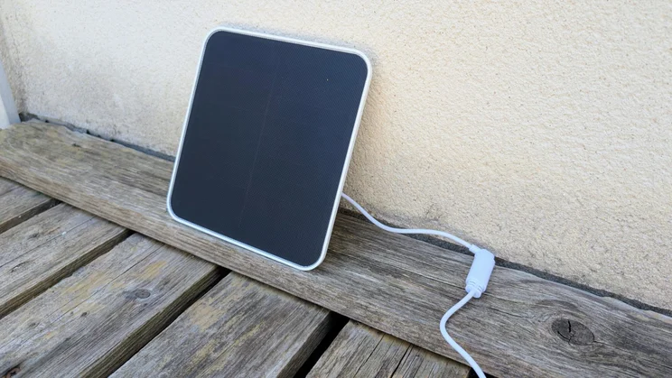 The solar panel that attaches to the Aosu Solarcam T2 Pro security camera