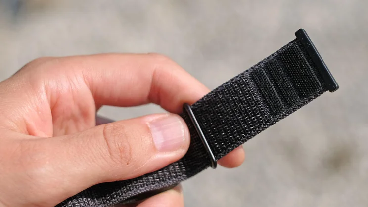 The clasp on the strap of the Garmin Cirqa tracker