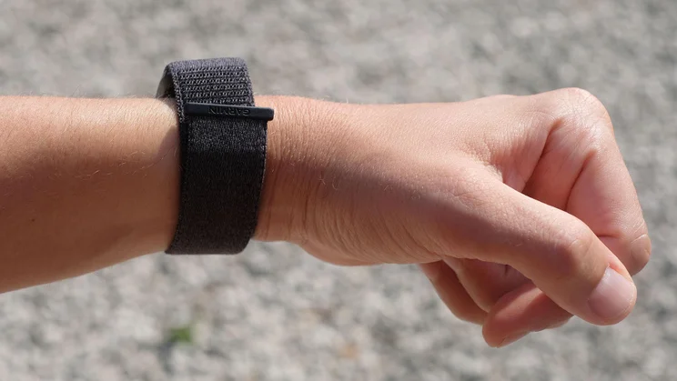 The Garmin Cirqa tracker being worn, with the wearer's wrist turned sideways