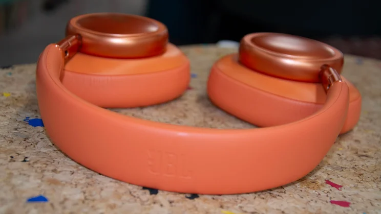 The headband of the JBL Live 780NC over-ear headphones