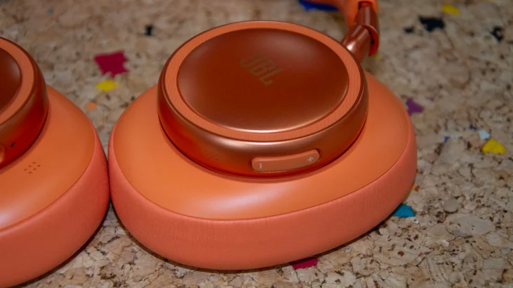 The volume button on the left earcup of the JBL Live 780NC over-ear headphones