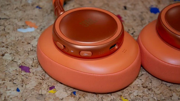 The control on the right earcup of the JBL Live 780NC over-ear headphones