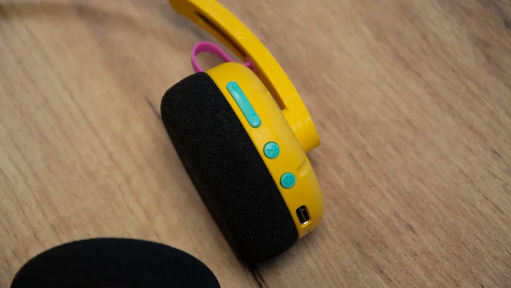 The control buttons on the right earpad of the Philips Ringo Duo on-ear headphones in yellow