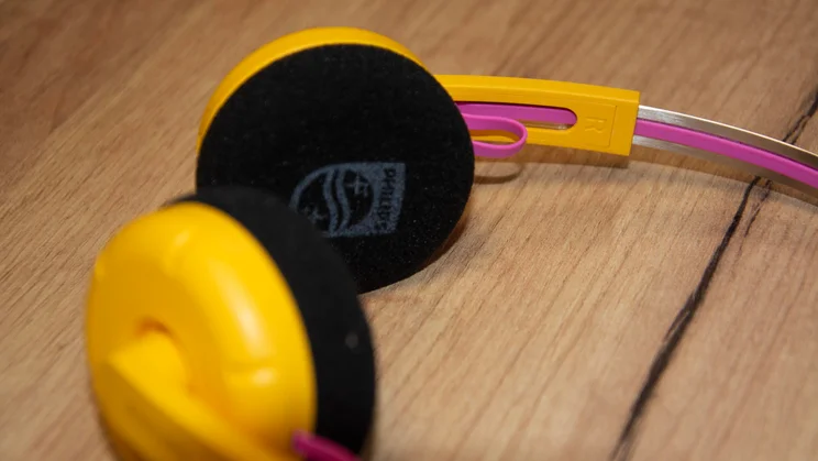 The foam ear cushions of the Philips Ringo Duo on-ear headphones in yellow