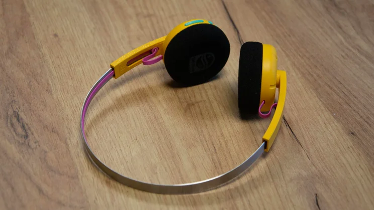 The headband of the Philips Ringo Duo on-ear headphones in yellow