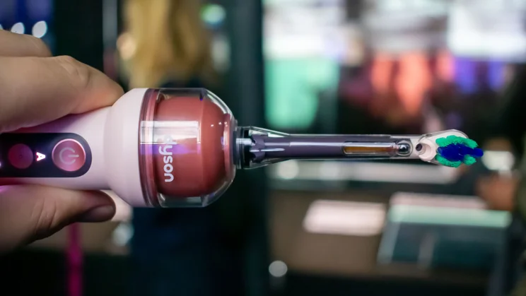 Умная зубная щетка Dyson CameraJet получила встроенную камеру и функцию подачи ополаскивателя Умная зубная щетка Dyson CameraJet со встроенной камерой и резервуаром для ополаскивателя