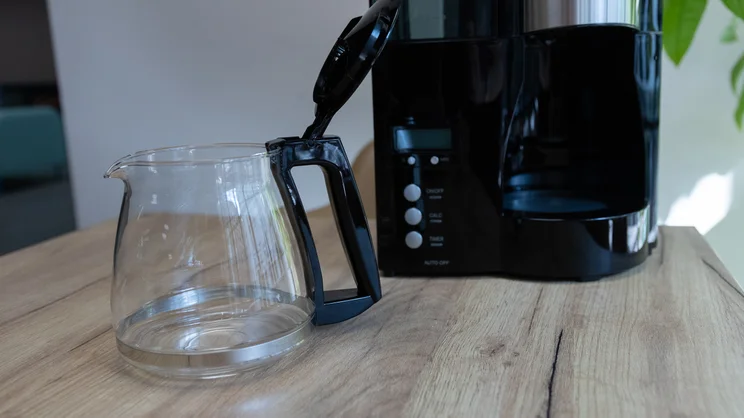 The Melitta Optima Timer filter coffee machine's glass jug, in front of the machine