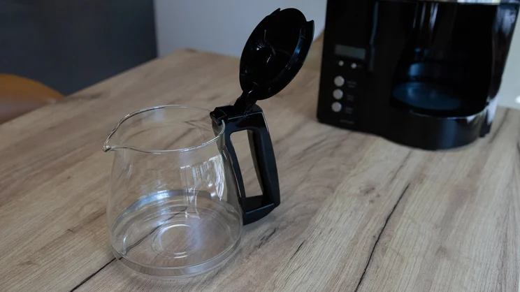 The Melitta Optima Timer filter coffee machine's glass jug, in front of the machine