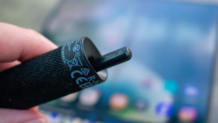 Moto Pen Ultra popping out of charging case