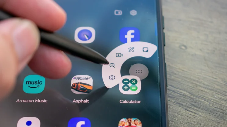 Close up of hand using the Moto Pen Ultra on the Motorola Razr Fold