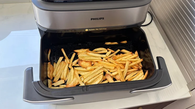 Cooked chips in the open drawer of the Philips Airfryer 5000 Series Megabasket with Steam