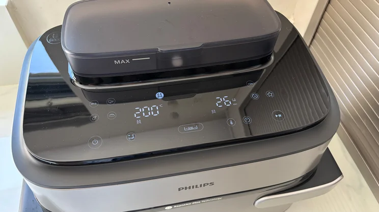 A bird's eye view of the Philips Airfryer 5000 Series Megabasket with Steam's display and controls