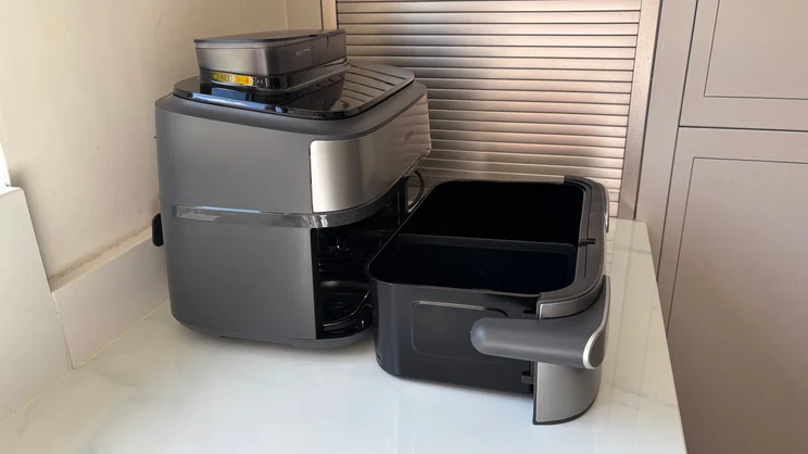 A side view of the Philips Airfryer 5000 Series Megabasket with Steam, with drawer out