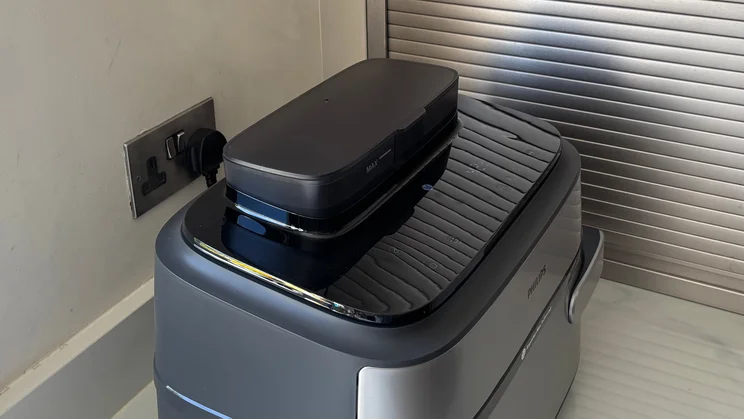 A view of the top of the Philips Airfryer 5000 Series Megabasket with Steam
