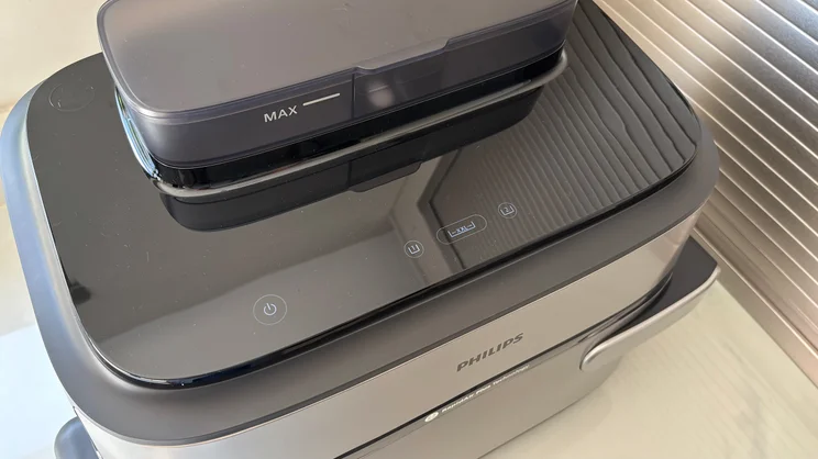 A bird's eye view of the Philips Airfryer 5000 Series Megabasket with Steam's digital display