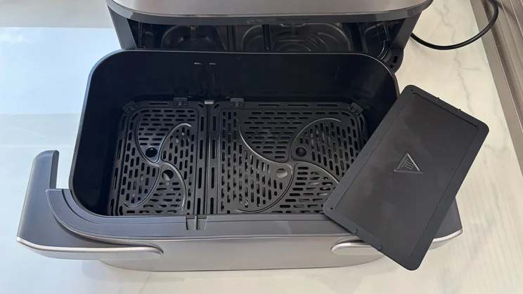 The open drawer of the Philips Airfryer 5000 Series Megabasket with Steam, with divider removed