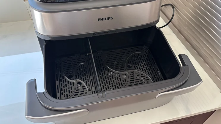 The open drawer of the Philips Airfryer 5000 Series Megabasket with Steam, with divider inserted