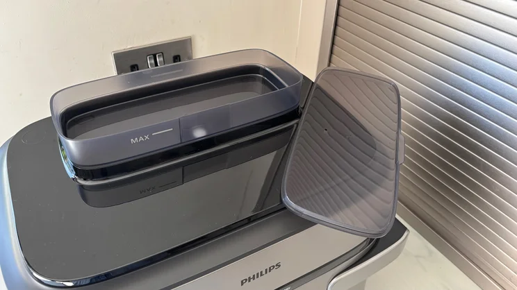 A view of the Philips Airfryer 5000 Series Megabasket with Steam's water tank, with lid removed