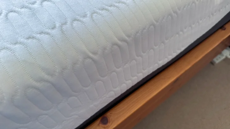 A closeup of the side of the REM-Fit Pocket 1000 Hybrid mattress