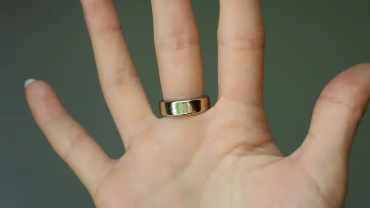 Обзор Oura Ring 5: аппаратная часть и функциональные возможности Смарт-кольцо Oura Ring 5 на пальце