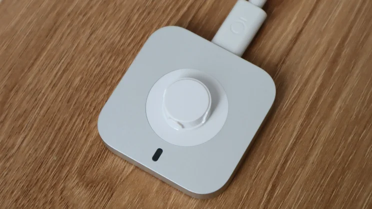 The Oura ring 5's charger