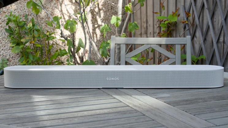 Sonos Beam Ultra: значительный апгрейд или переплата? Саундбар Sonos Beam Ultra на столе