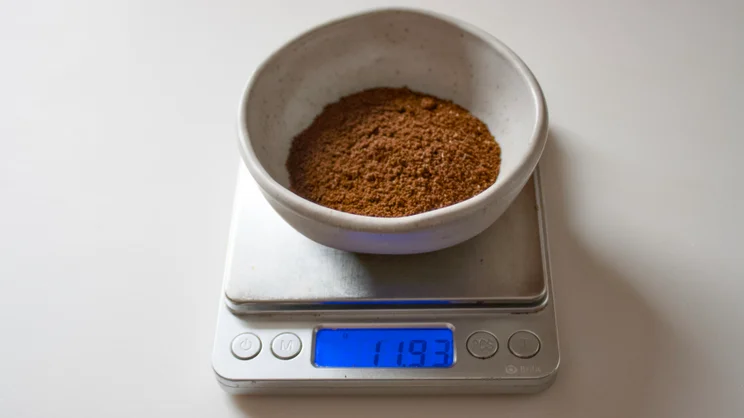 Weighing the ground espresso from the philips baristina