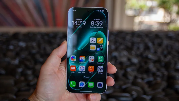 Xiaomi 18 Pro Max in hand, display on