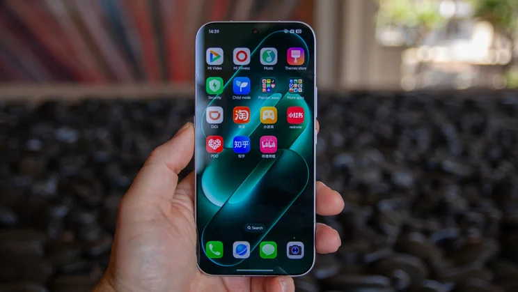 Xiaomi 18 Pro Max in hand, displaying the homepage