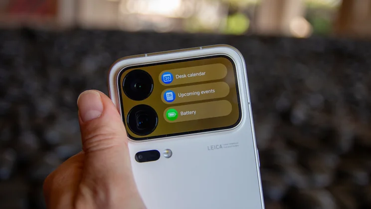 Xiaomi 18 Pro Max, rear display showing notifications