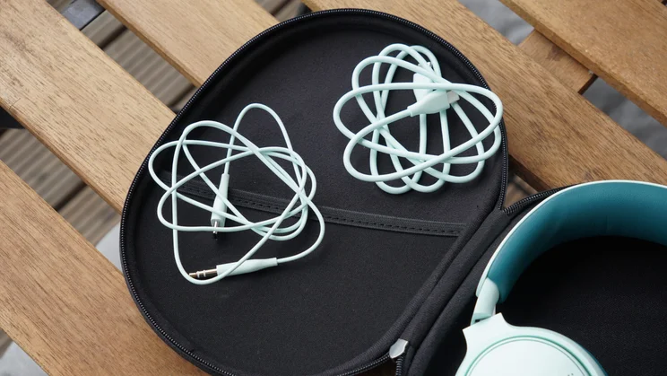 The cables supplied with the Bose QuietComfort Headphones 2nd Gen in the carrying case