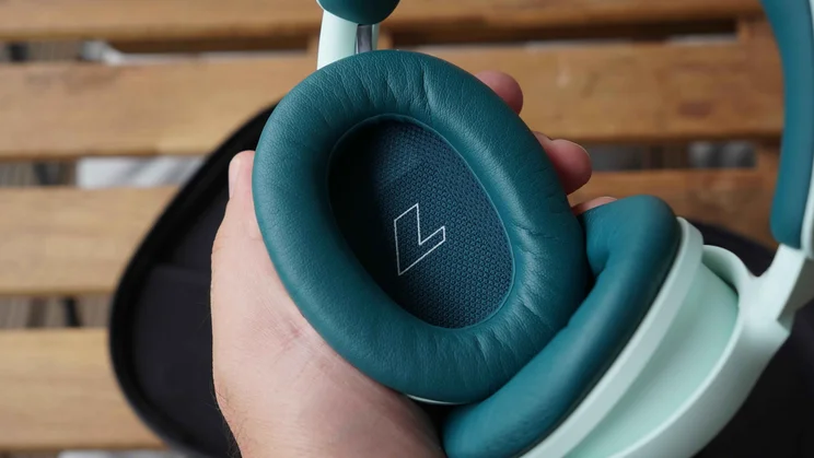 The earpad on the inside of the left earcup of the Bose QuietComfort Headphones 2nd Gen