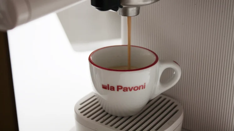 coffee pouring from the philips baristina (1)